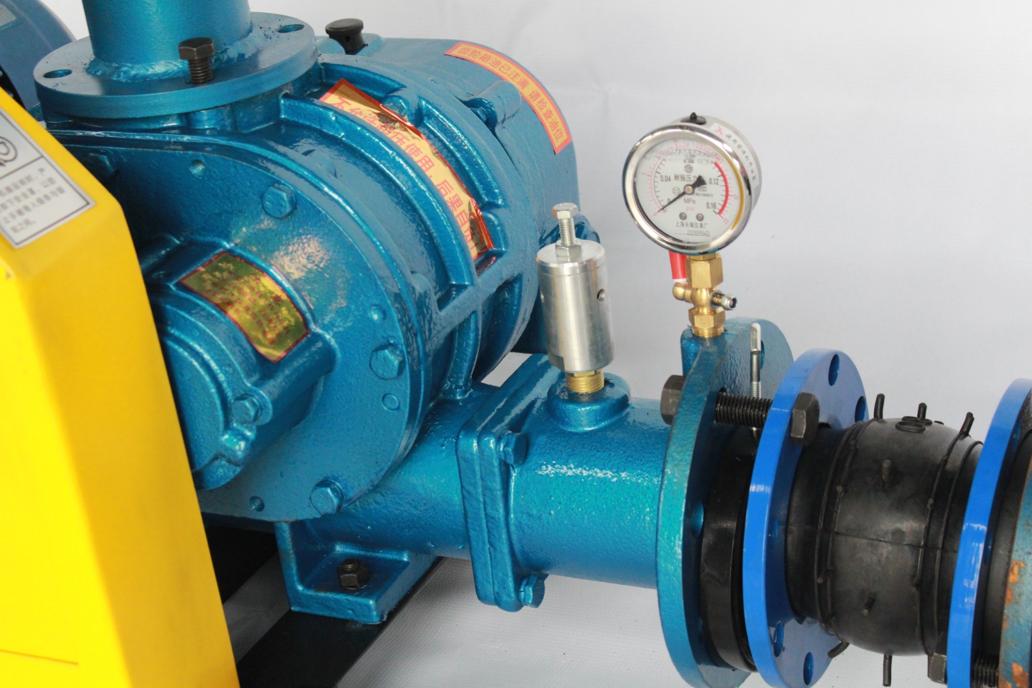 Aeration ndi Oxygenation Roots Air Blower: Kuwonetsetsa Kuyenda Bwino Kwambiri kwa Mpweya wa Madzi Onyansa ndi Kulima Madzi.